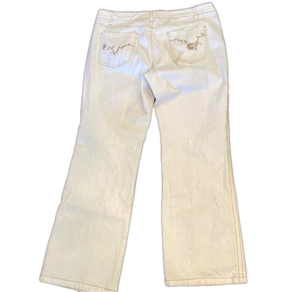 BUM equipment size 16 Missy white flare jeans with zip and embroidered pockets - Picture 4 of 8